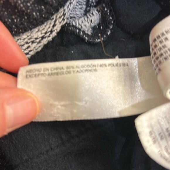 Roots black and white sweatpants. The drawstring on one side is nonexistent - Picture 9 of 9